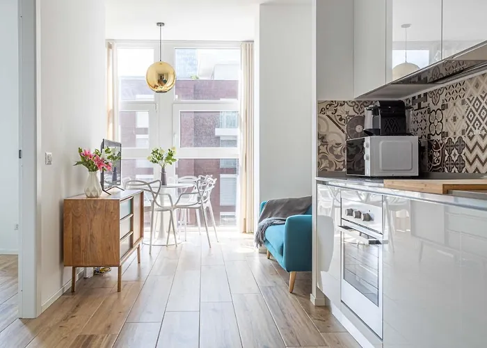 Sunlit 1 Bedroom Apt Via Pirelli