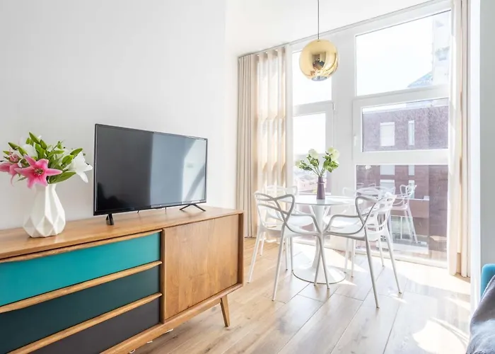 Sunlit 1 Bedroom Apt Via Pirelli